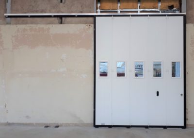 Installation porte sectionnelle latérale industrielle